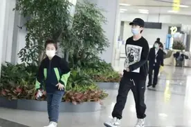张亮一对儿女罕走机场，天天暖心跟身后，妹妹和哥哥有同款小眼睛图片