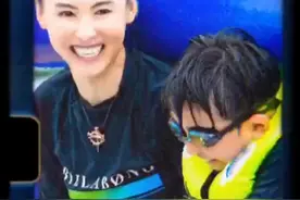 张柏芝带儿子游泳，素颜出镜颜值能打，小Q胖了不少越来越像爸爸图片