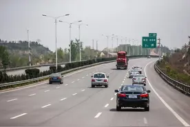 新手想独自开车上高速，必须具备什么条件？老司机：这5点很关键图片