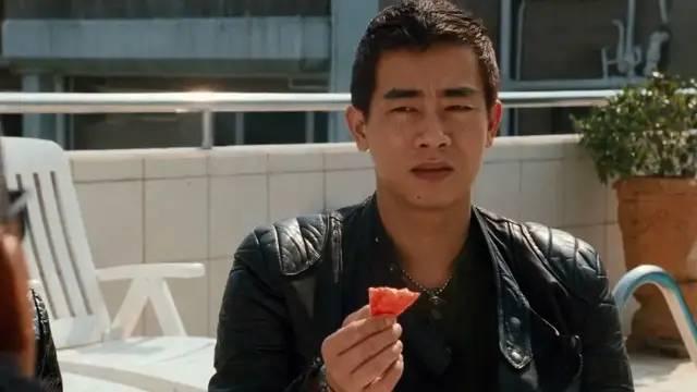 我们注意到陈小春饰演的山鸡从一出场就是特别的,因为他出手最为狠辣