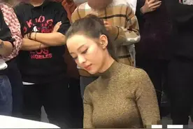 有一种撩人叫“郎朗老婆”穿紧身衣，魔鬼与天使结合，这谁抵得住图片