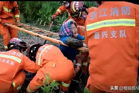 90岁老奶奶下地干活陷入泥潭，腰部以下陷入其中，消防巧用梯子救出图片