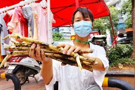 武汉女孩“懒人”摆摊出奇制胜，带泥巴卖菜受宠，30分钟卖150元图片