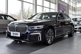 进口的德系大型豪华轿车，坐着舒服还好开，实拍宝马7系图片