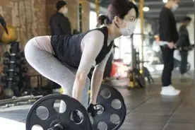 41岁蔡琳离婚后为儿子健身，半蹲勒身形，身材凹凸有致秀蜜桃臀图片