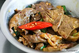 猪身上最便宜的部位，10斤不如一斤猪肉贵，做成菜越嚼越香图片