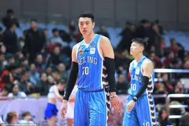 CBA北京队怎么啦？翟小川最后2.5秒故意撞飞朱旭航，该不该严惩？图片