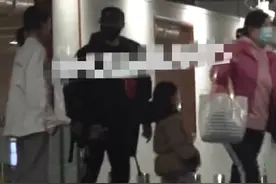 汪峰带家人与好友聚餐，6岁女儿到爸爸腰，章子怡妈妈拎包好贵气图片