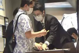 身穿八万奢侈品牌服装，54岁邓兆尊挺大肚腩现身，近况生活超滋润图片