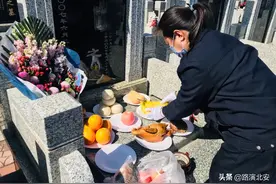 哈尔滨：“代祭服务” 别样清明寄哀思图片