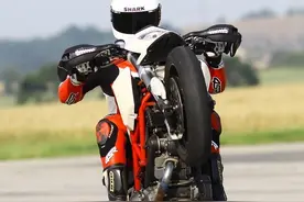 极致玩乐杜卡迪Hypermotard 950，赛道街头无处不在图片