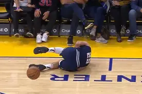 追梦吃一级恶犯：跳起防守膝盖撞到小里弗斯胸口图片