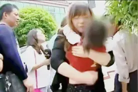 亲妈和养父上演夺女大战，怒争抚养权，背后有着怎样的难言之痛？图片