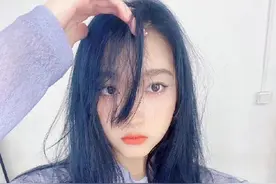 关晓彤快瘦成麻杆，穿打底衫满身褶皱目测90斤，换蓝色长发变长脸图片