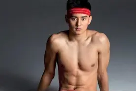 28岁宁泽涛转型模特，穿绿色睡衣大胆出镜，自曝腹肌早已消失图片