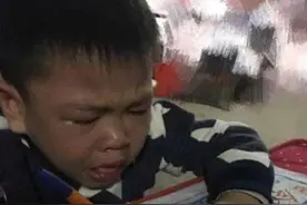 老师罚抄名字“100遍”，一个孩子5分钟上交，另一个却写到半夜图片