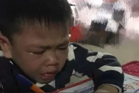 老师罚抄名字“100遍”，一个孩子5分钟上交，另一个却写到半夜图片