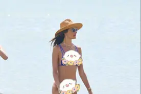 超模AA海边拍泳装，穿比基尼秀火辣性感身材，却被嘲臀部难看？图片