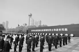 荆楚大地同悲鸣，滔滔江水寄哀思！中央指导组、湖北省领导与各界群众深切悼念牺牲烈士和逝世同胞图片