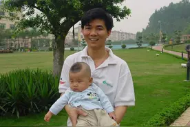 张岳放弃工作陪儿子读书，感动无数人，为何儿子去美国留学时自杀图片