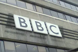 BBC你也有今天？大批英国民众愤怒“围攻”：你们是人渣叛徒图片