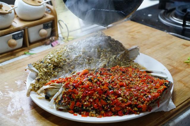给年夜饭加道“剁椒鱼头”，学会3个窍门，鲜香不腥，不用去饭店