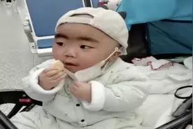 小朋友“教科书式”吃饼干，咬一口立马戴好口罩图片