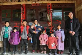 重庆妈妈10年生7个孩子，家庭倚靠猪和丈夫，自称未来生活很美好图片