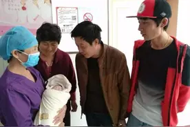 小宝宝出生后，最好不要让这4种人第一个抱他，这并非是迷信思想图片