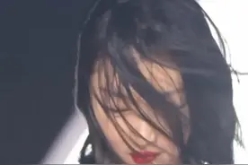 红毯意外状况：白敬亭被吹飞，周冬雨头发糊一脸，杨天真尬出了圈图片