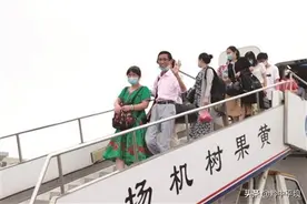 黄果树机场往返南昌、珠海两条新航线 首航通航图片