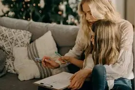 4岁男孩为弟弟做饭，从小独立的孩子，父母都做对了这3点图片