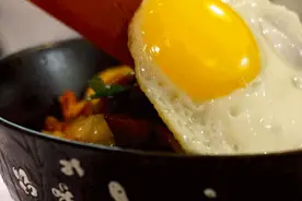 蒸鸡蛋时，加水蒸还是隔水蒸？掌握这个诀窍，又嫩又滑无蜂窝图片