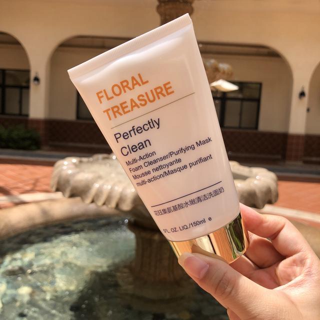 深层清洁的洗面奶推荐：控油净痘除螨，无负担，使肌肤洁净柔滑