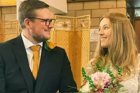 一个月前英国新郎医院迎娶癌症新娘，一个月后她在他怀里含笑离去图片