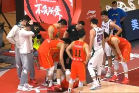 堪称噩梦！CBA劲旅短短16秒连伤两员大将，主教练脸都黑了图片