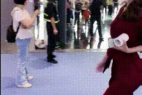 搞笑段子，爆笑GIF动图，美女，这样不好吧，哈哈哈哈哈哈哈图片