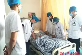 男子体内抽出1000毫升恶臭脓液！医生紧急提醒：别小看阑尾炎这种病图片