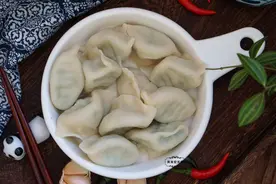 重阳佳节，回农村包上一锅饺子，皮薄大馅味道鲜，老妈爱吃图片
