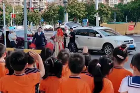 江苏一幼儿园老师结婚路过学校，小朋友们组团送祝福：要对她好图片