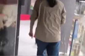 逗趣丨小黑熊穿上袈裟撒腿就跑图片
