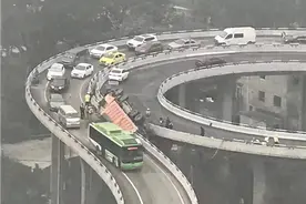 险！货车侧翻“悬挂”高空 双碑立交往江北方向匝道封闭图片