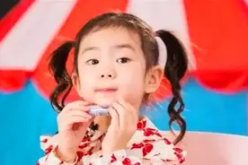 戚薇女儿为什么总扎丸子头？直到看到她散发的模样，瞬间懂了图片