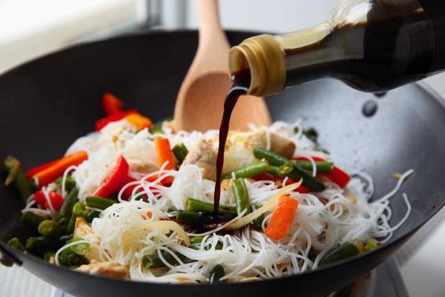 买生抽酱油时，别只看品牌和价格，认准这两行字，帮你买到好酱油