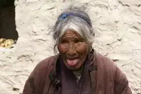 在西藏旅游时，如果有当地人对你吐舌头，那你就要注意了图片