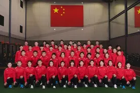 正式入籍！韩国奥运冠军身披中国队服合影，能否参加冬奥仍存疑图片