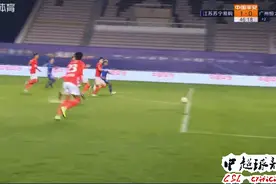 中超再现1大规模冲突：23人包围裁判，多名保安护送下场图片