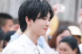 帅哥用脸鲨人！王俊凯路透梳中分穿白色西装生图超能打图片