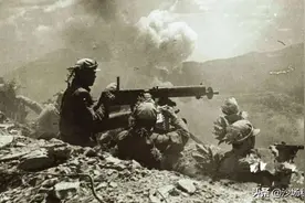 美军阵地突遭重火力打击？原来是一名志愿军战士，连扔百枚手榴弹图片