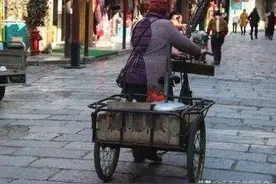 老奶奶推着三轮车街边卖“假冰淇淋”，5元一份，家长鼓励孩子吃图片